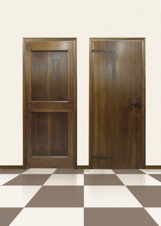 Porta Massello Antico mod. Massimo, particolari: SALTARELLI IN FERRO BATTUTO. Disponibile in varie essenze: Pioppo / Toulipier / Rovere / Castagno / Frassino e altri legni su richiesta.