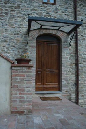  Portone Massello Invecchiato mod. Aldo (a due bugne), disponibile in varie essenze: Pino / Niangon / Rovere / Castagno e altri legni su richiesta. Disponibile in tutti i colori Ral.